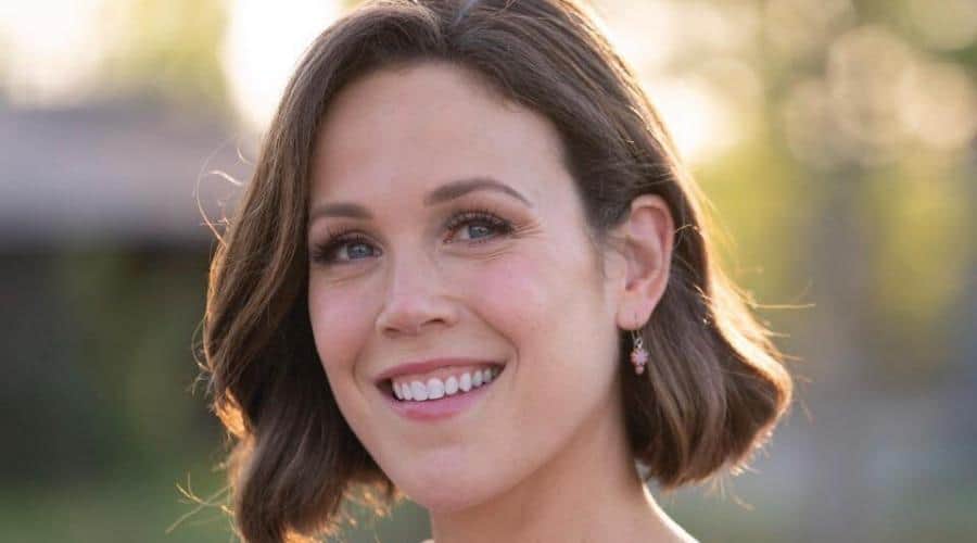 Erin Krakow; Actress, Bio, Age, Education, Movies, Husband and Net Worth